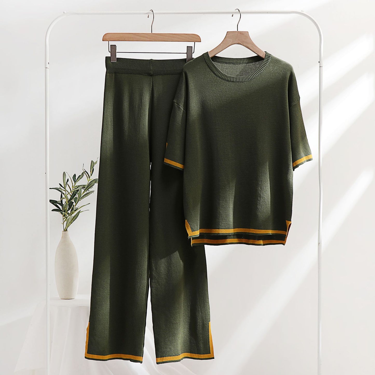 Two-piece outfit for women, fresh and light fabric, elegant style