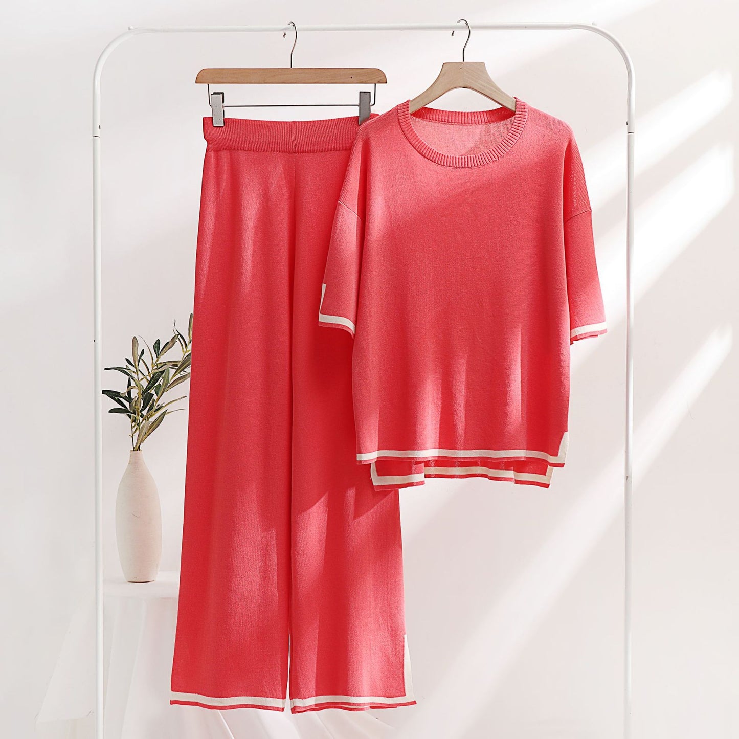 Two-piece outfit for women, fresh and light fabric, elegant style