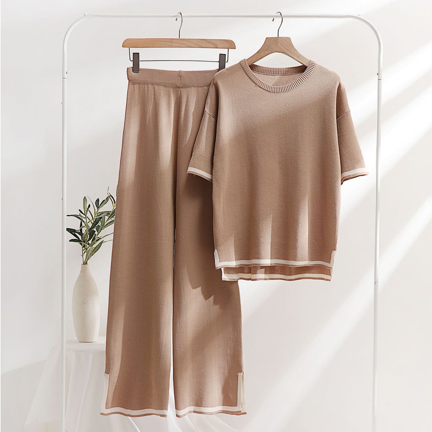 Two-piece outfit for women, fresh and light fabric, elegant style