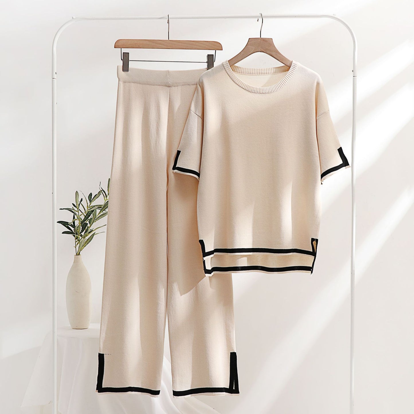 Two-piece outfit for women, fresh and light fabric, elegant style