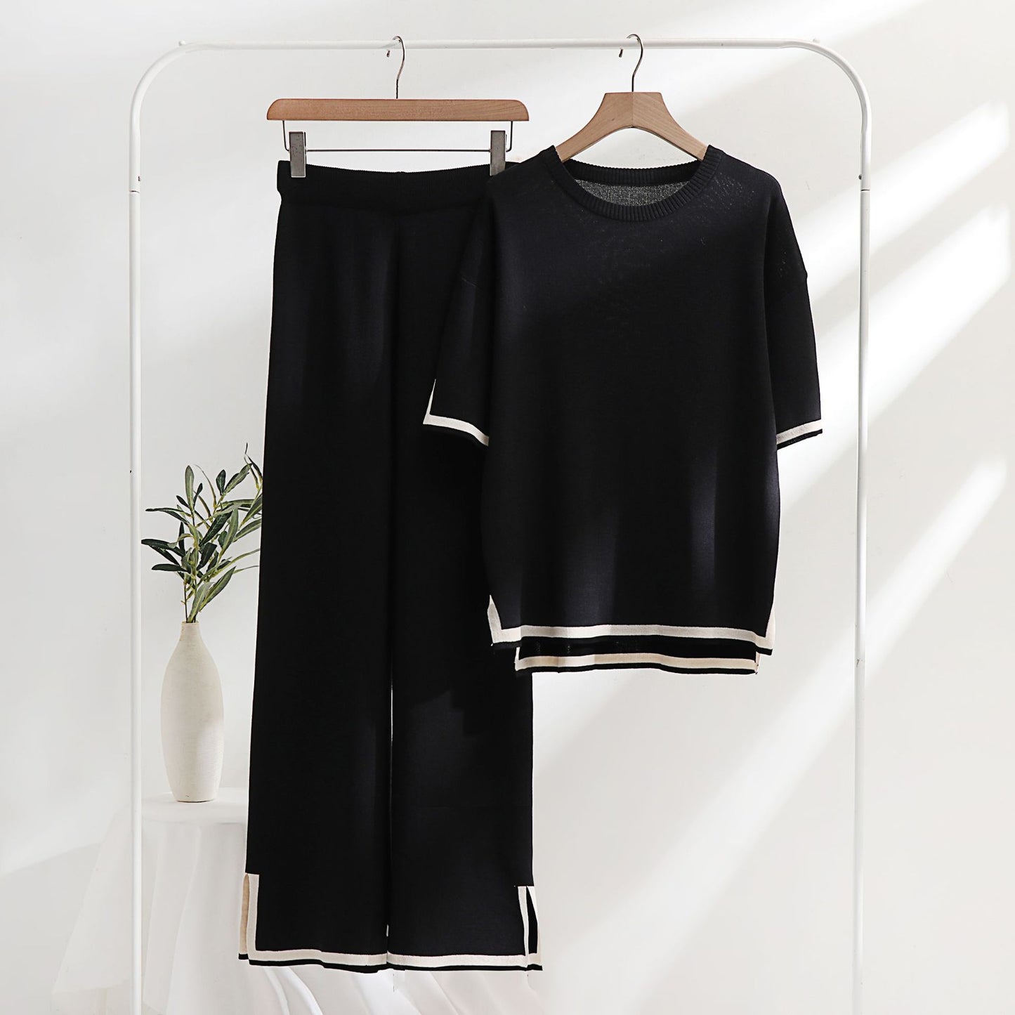 Two-piece outfit for women, fresh and light fabric, elegant style